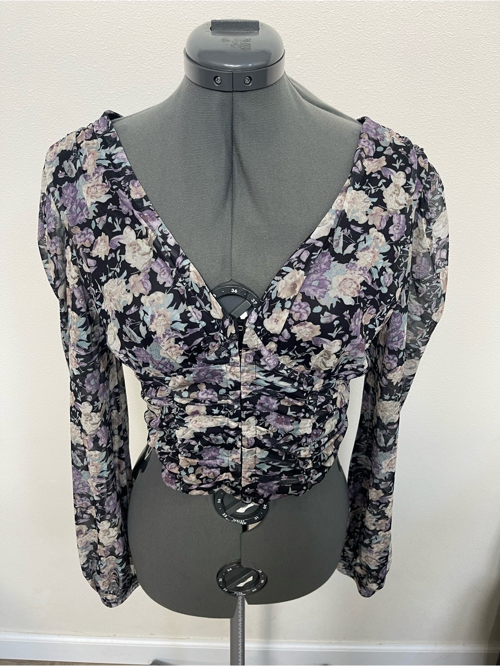 Lulus Floral Ruched V-Neck Long Sleeve Top — Lavender/Black